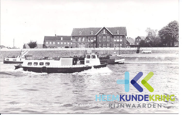 Tolkamer ansicht  proviantboot met zicht op douanekantoor