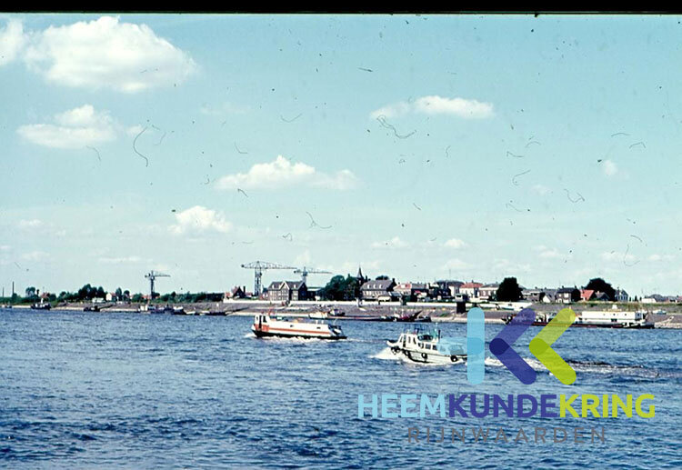 kade zicht vanaf de Rijn F00001921