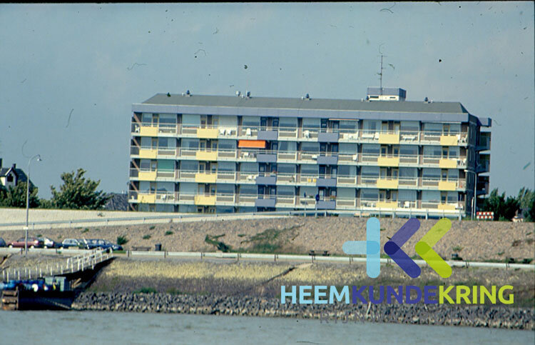 Kade  zicht vanaf de Rijn  F00001974