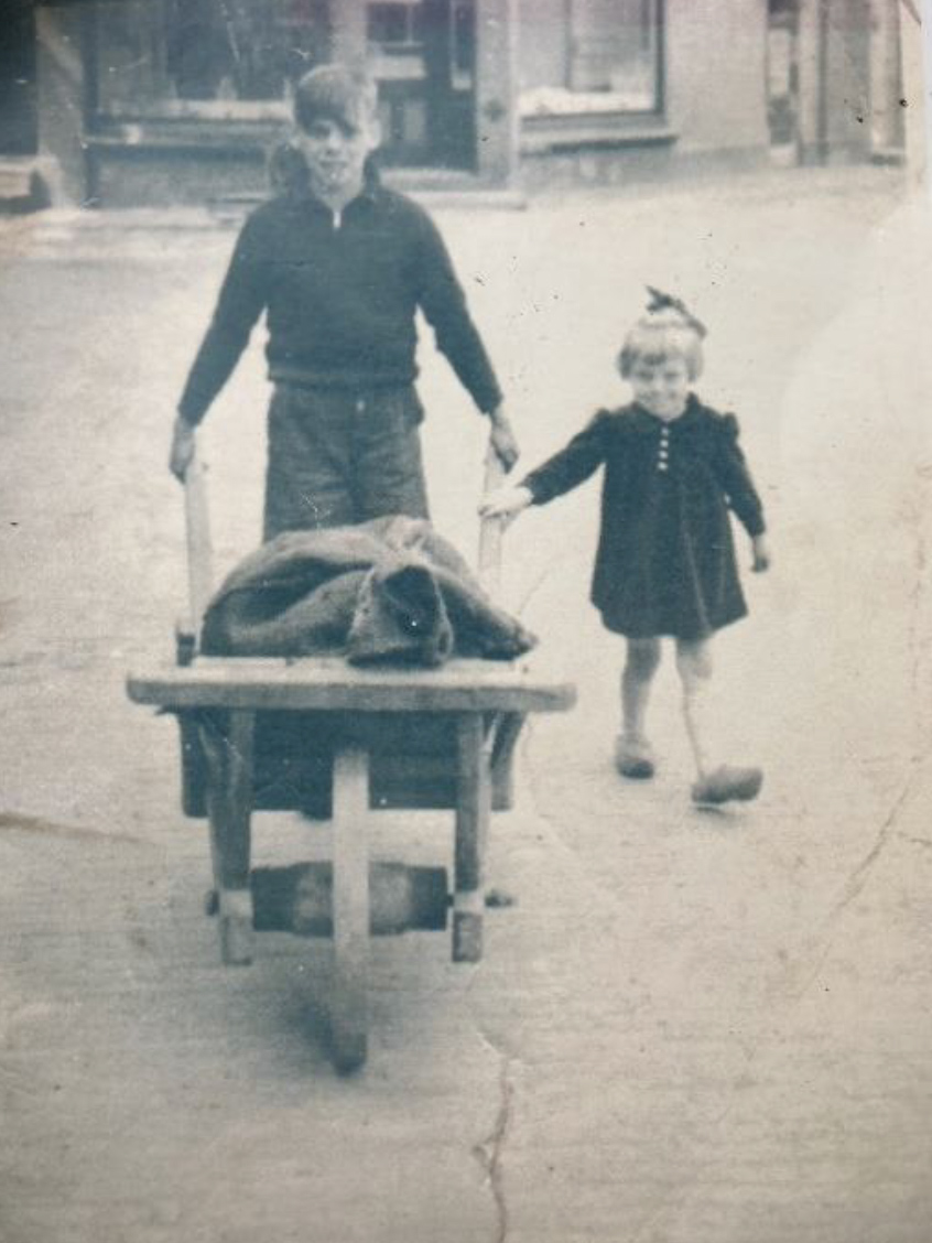 Henk en zus Anne na de oorlog met kruiwagen in Tolkamer