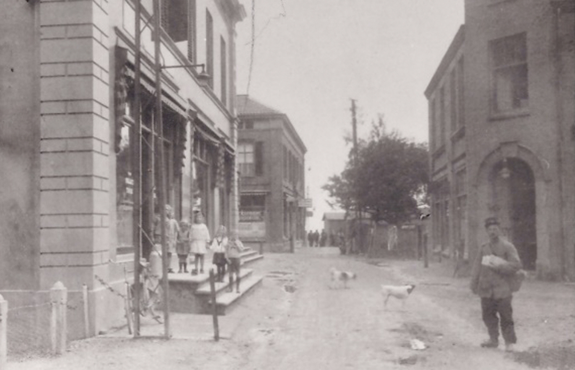 Peet/Lutjenhuis, de Karseboom en de postbode